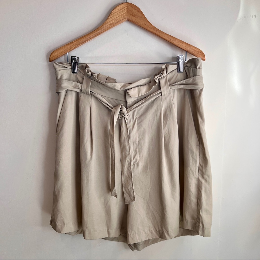 Banana Republic Khaki Tan Paperbag Tie Waist Pleated Shorts Size 16 - Picture 3 of 14